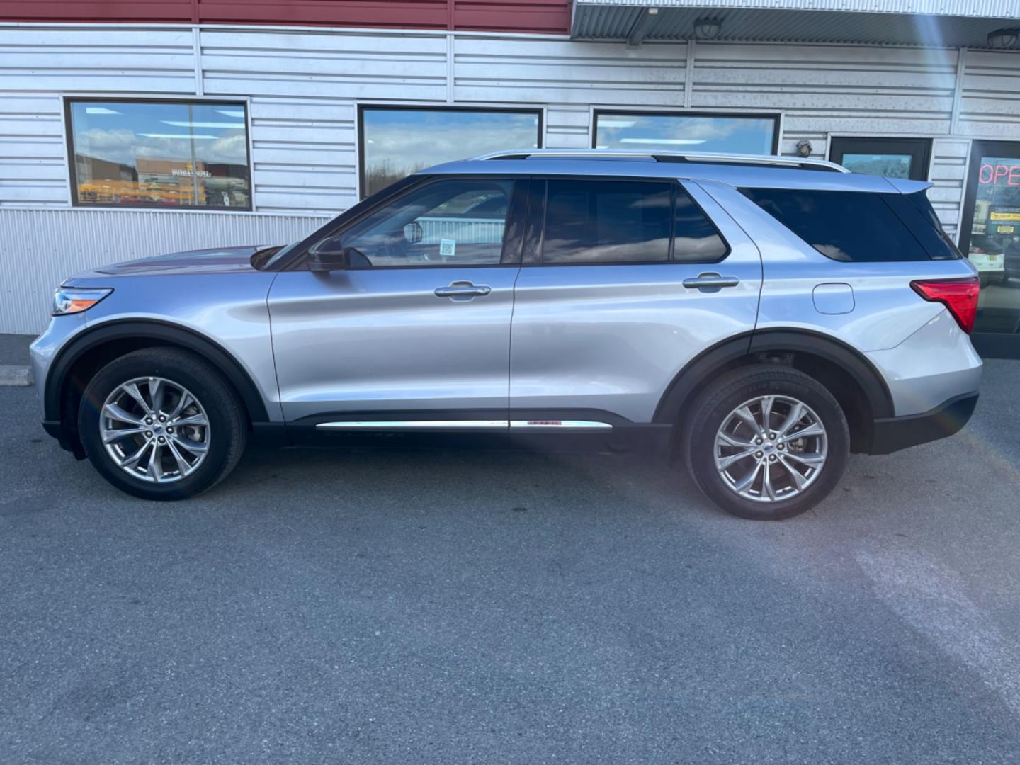 2022 Silver /Black Ford Explorer (1FMSK8FH4NG) , located at 1960 Industrial Drive, Wasilla, 99654, (907) 274-2277, 61.573475, -149.400146 - Photo#1